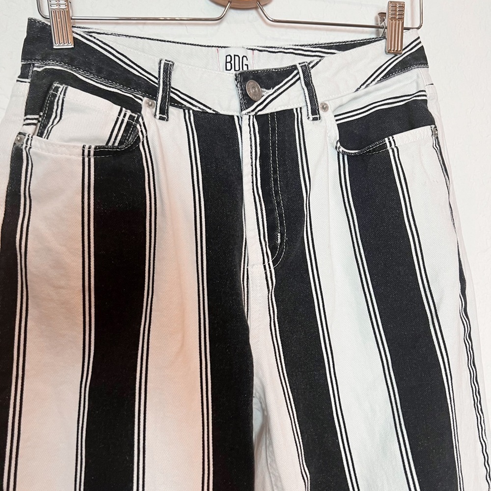 Urban Outfitters Mom High Waisted Tapered Leg Jeans - Picture 5 of 12